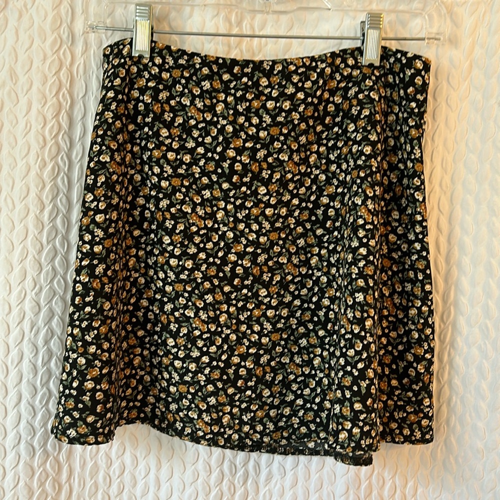 Princess Polly. NWOT. Adorable floral skirt. Size 12.